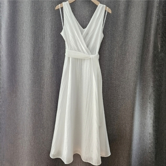 Halston White Sleeveless Seersucker Belted Flare Midi Dress - Picture 4 of 16